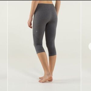 VINTAGE LULULEMON IN THE FLOW CROP LEGGINGS SEAMLESS DARK GRAY SIZE 2
